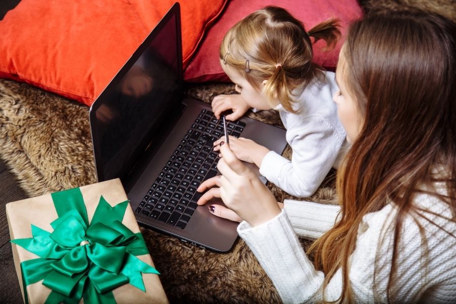 Przygotowania do świąt z dziećmi - wspólne kupowanie prezentów